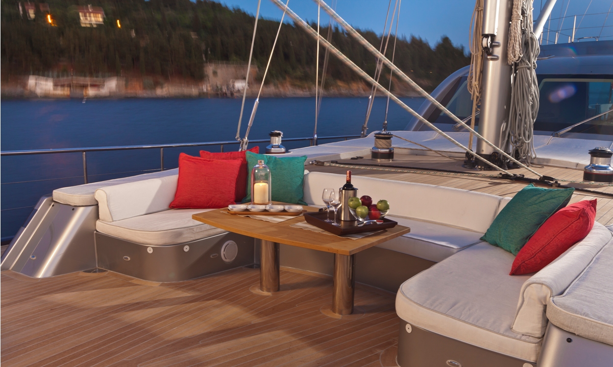 Sailing yacht Merlin -  Foredeck seating
