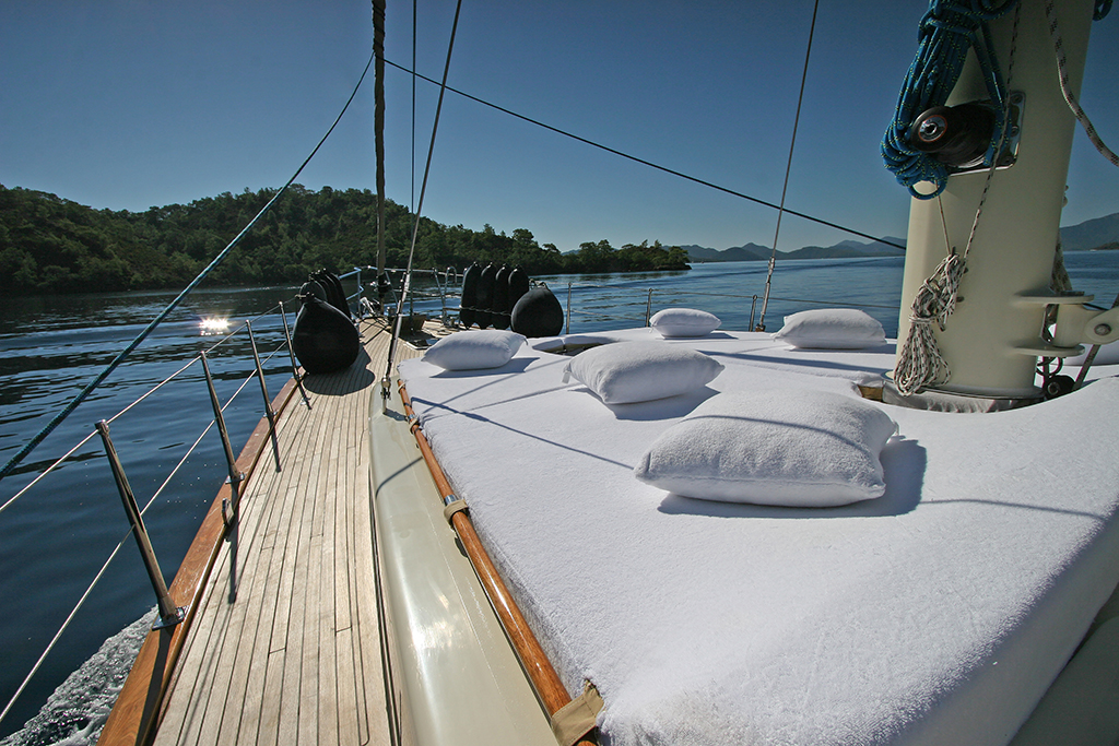 Sailing yacht TANGO CHARLIE - Foredeck Sunpads