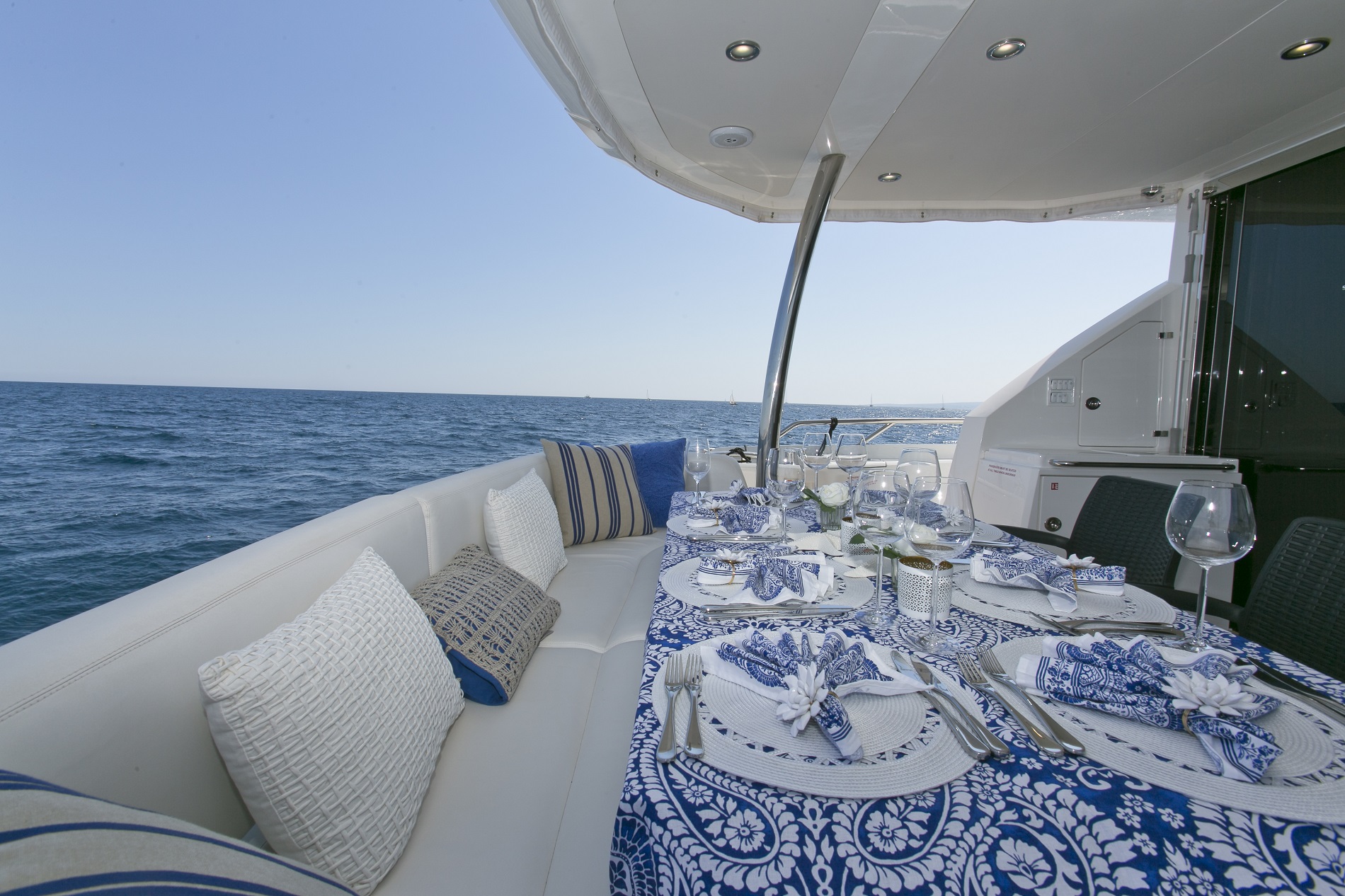 Sunseeker yacht 73M - Aft deck alfresco dining