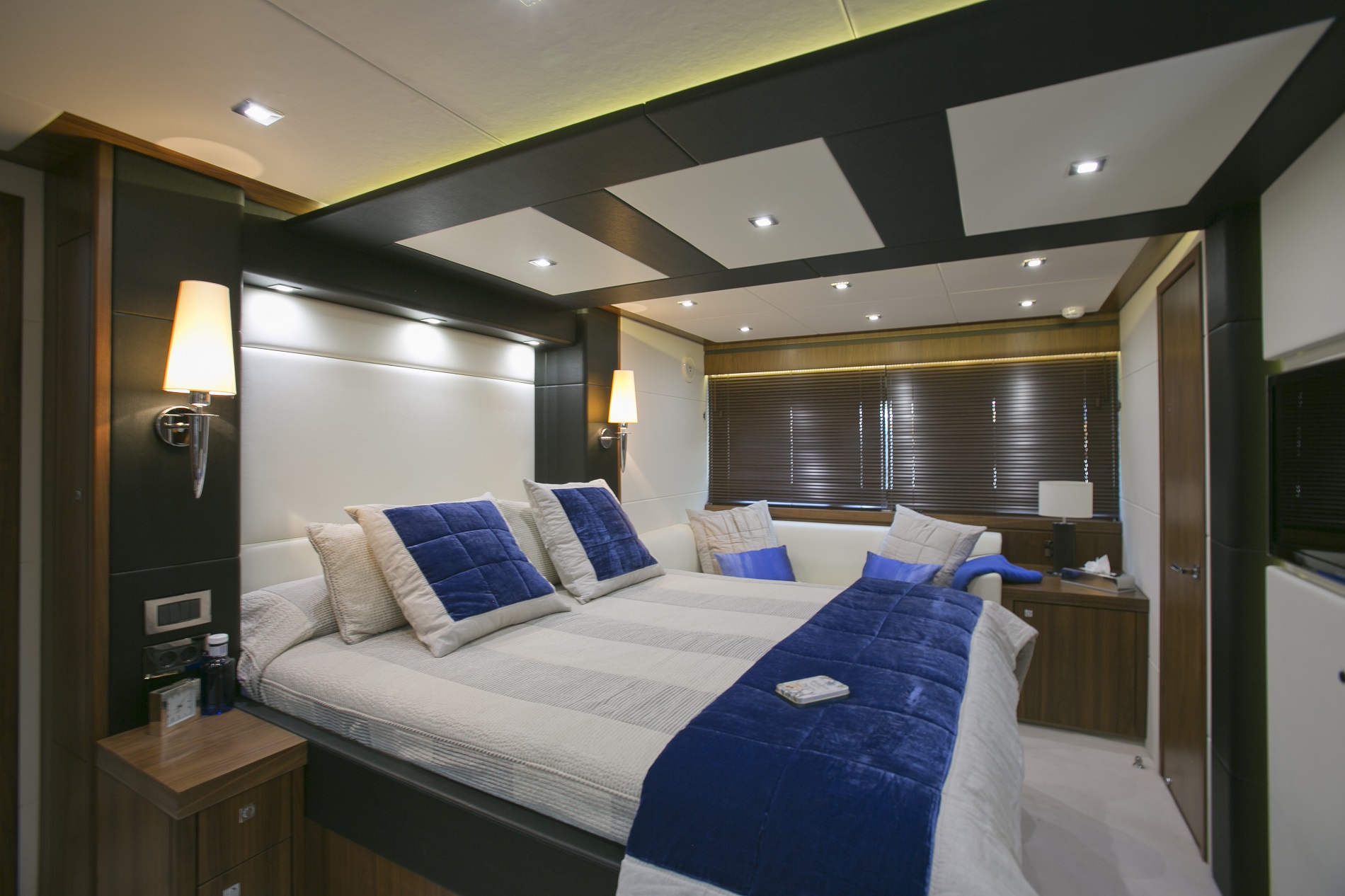 Sunseeker yacht 73M - Master stateroom