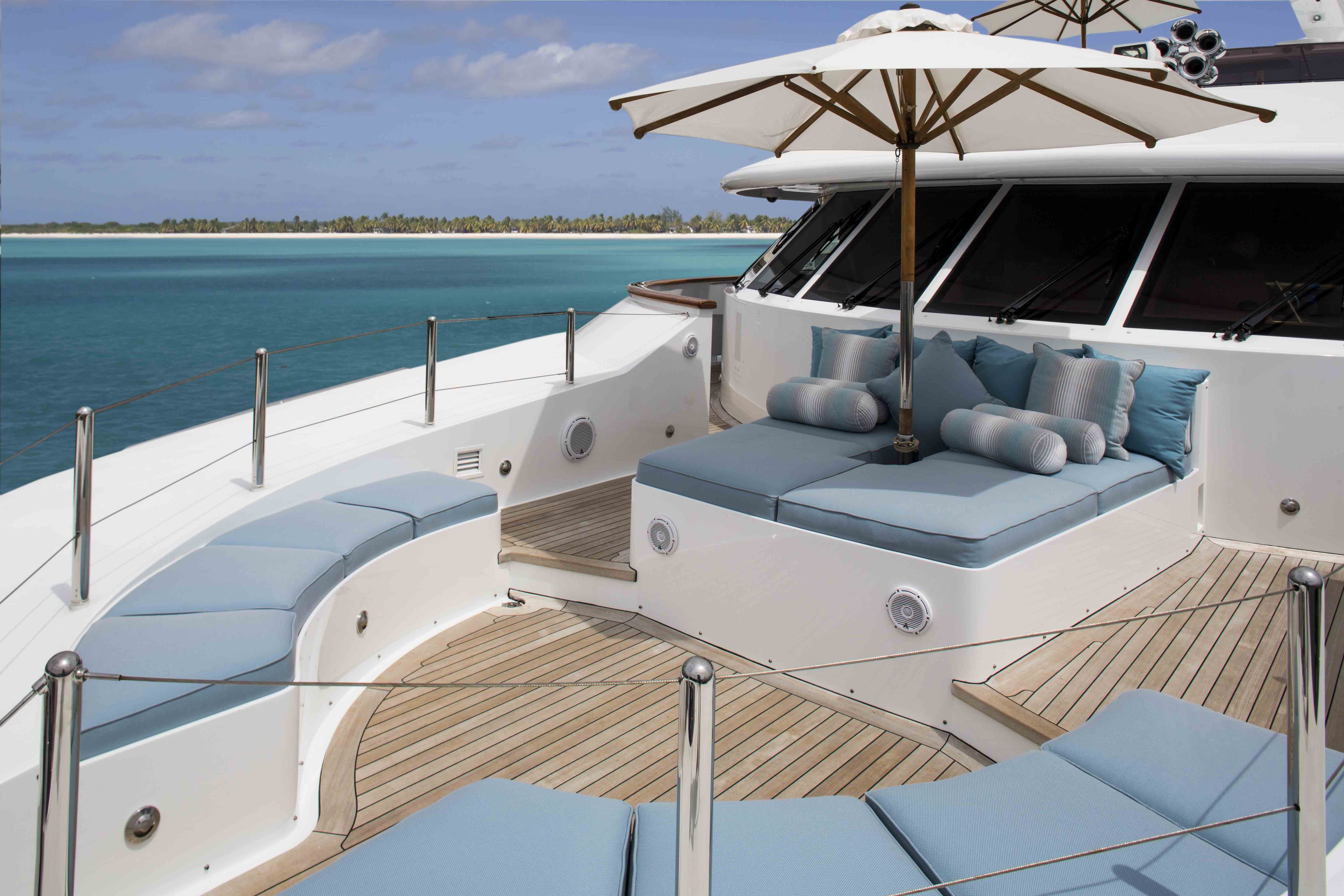 Super yacht UNBRIDLED - Portuguese deck