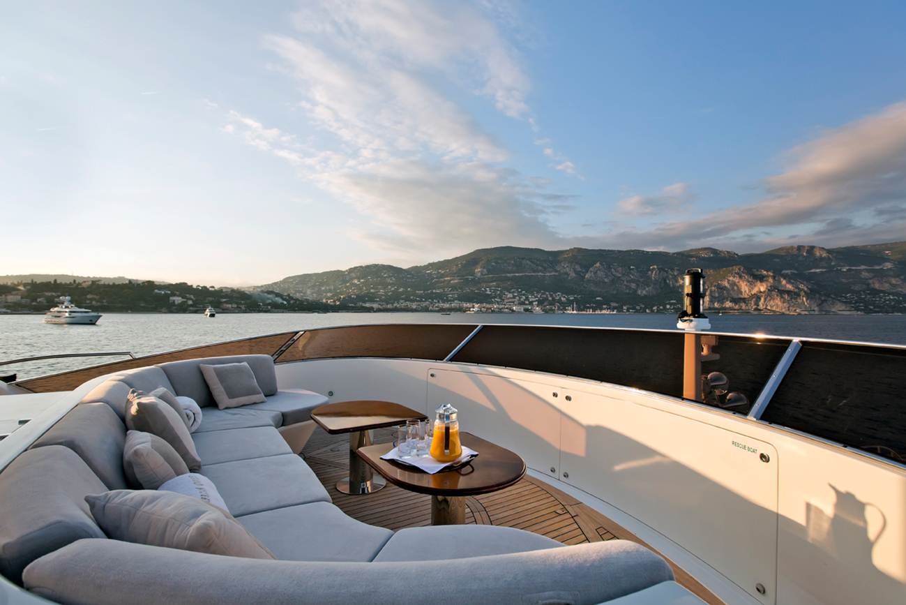 Yacht AFRICAN QUEEN -  Sundeck Seating forward