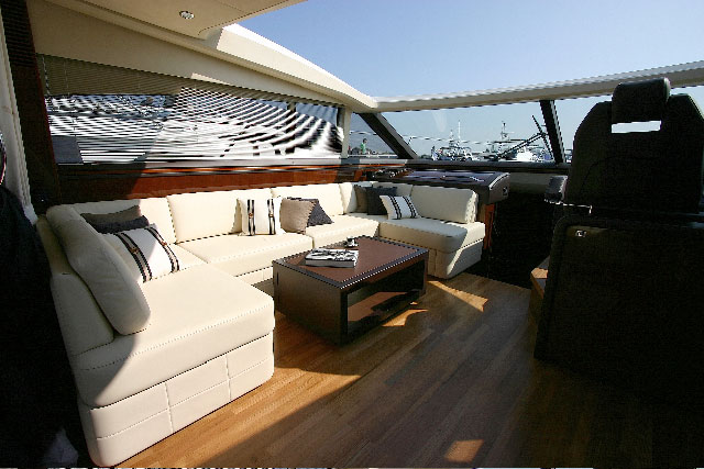 Yacht ALGANDRA -  Retractable Sun Rood in Salon