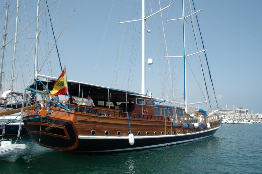 Yacht AZUL DE CORTES - In Port