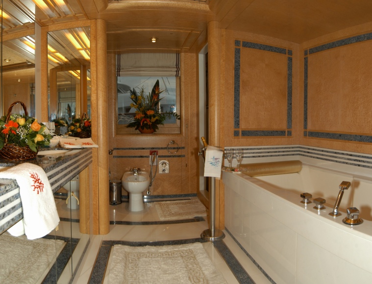 Yacht BELLA STELLA -  Master Bathroom