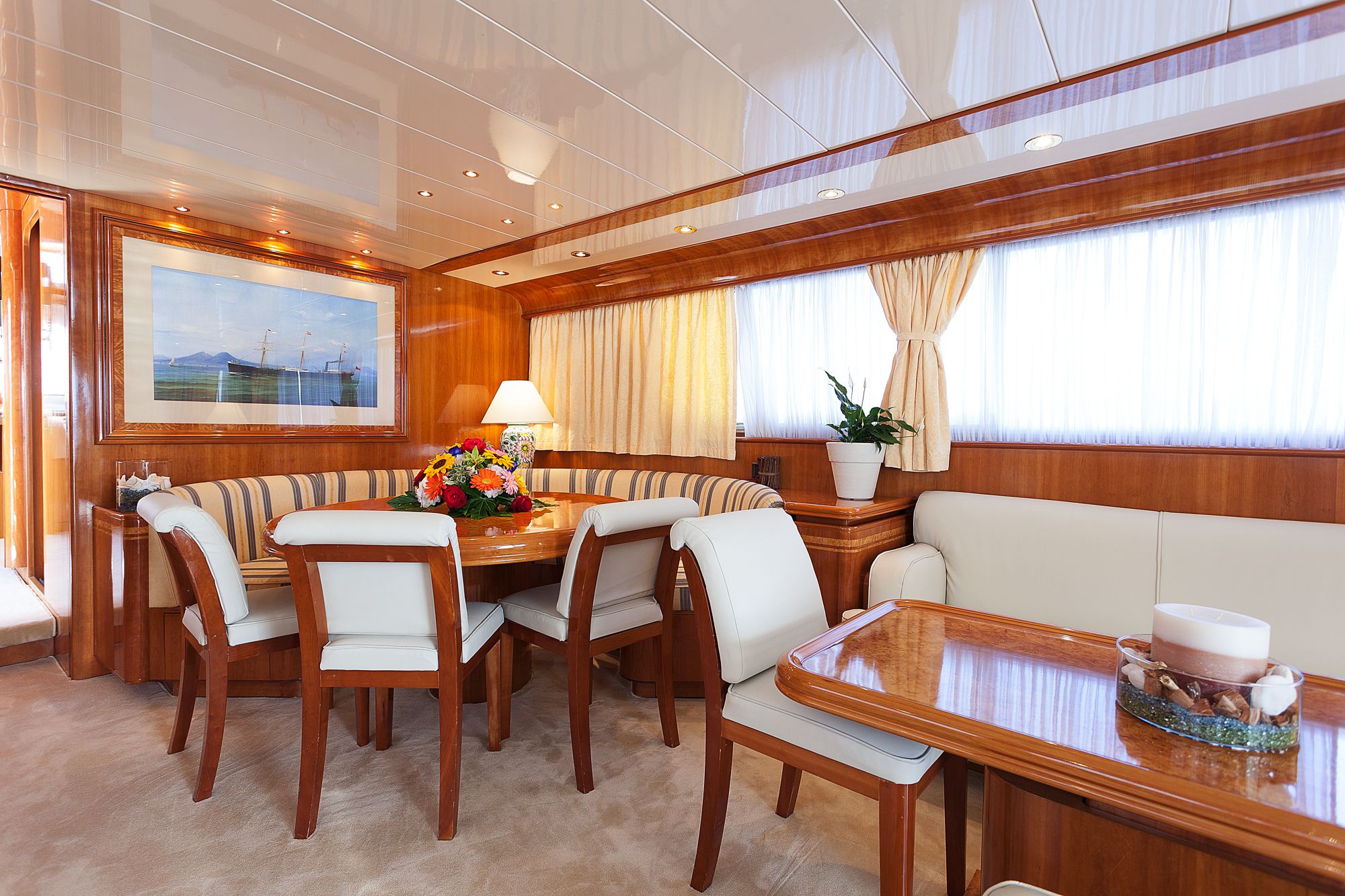 Yacht BERNADETTE - Salon Dining and Seating