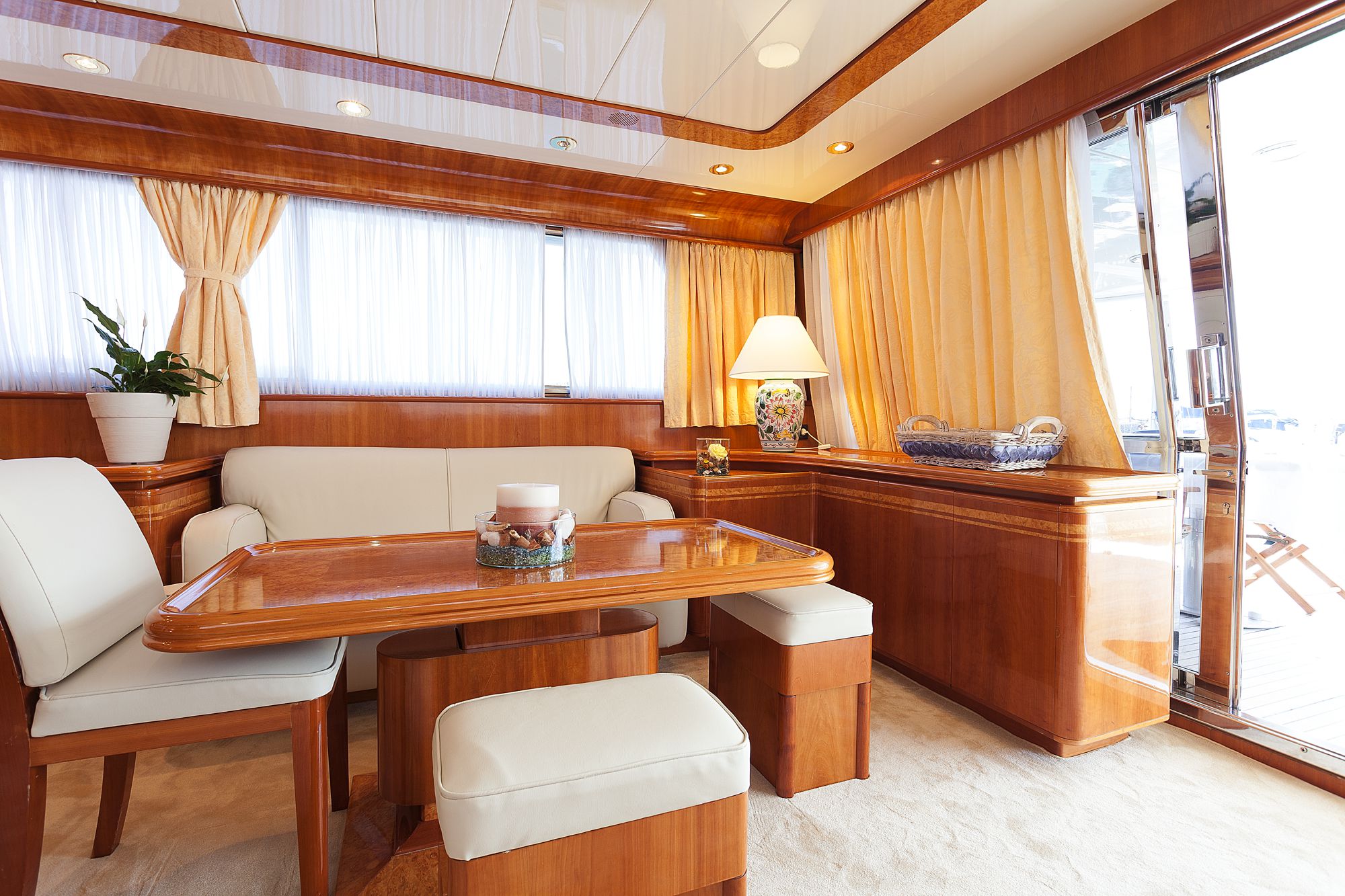 Yacht BERNADETTE - Salon Seating