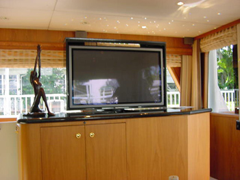Yacht CAPTIVATOR - Salon TV