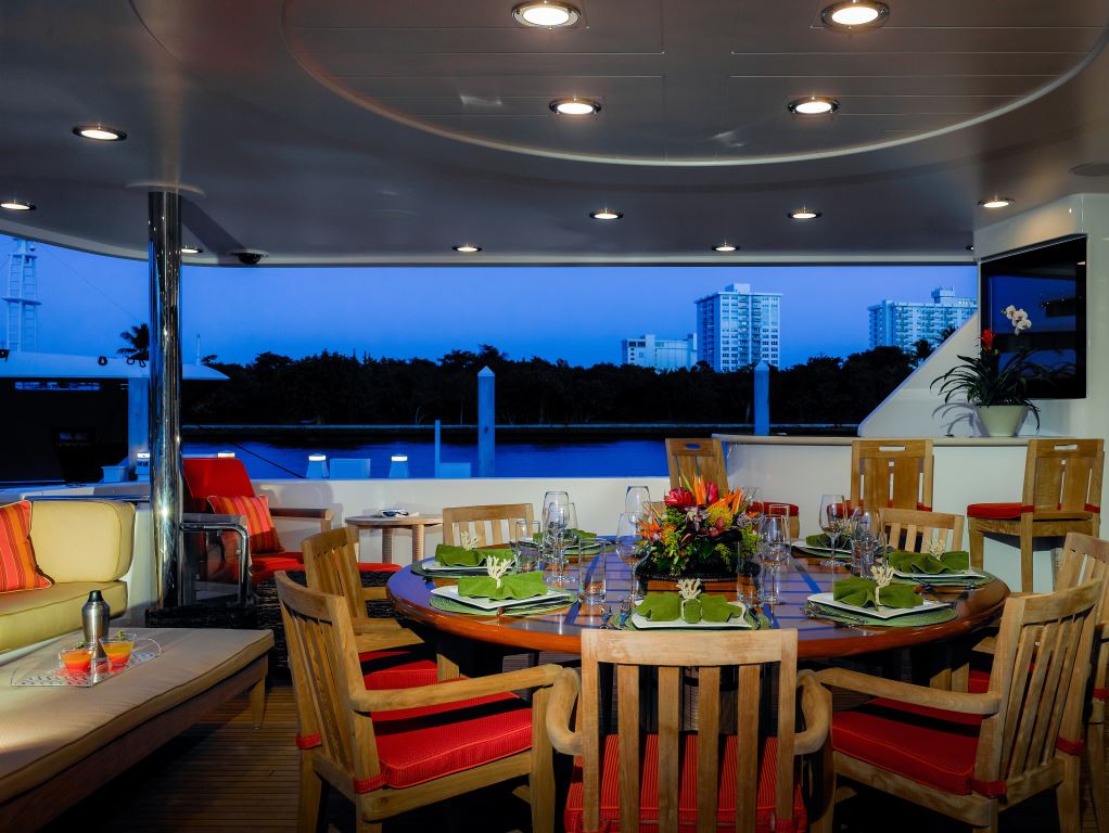 Yacht CHASING DAYLIGHT -  Aft Deck Dining