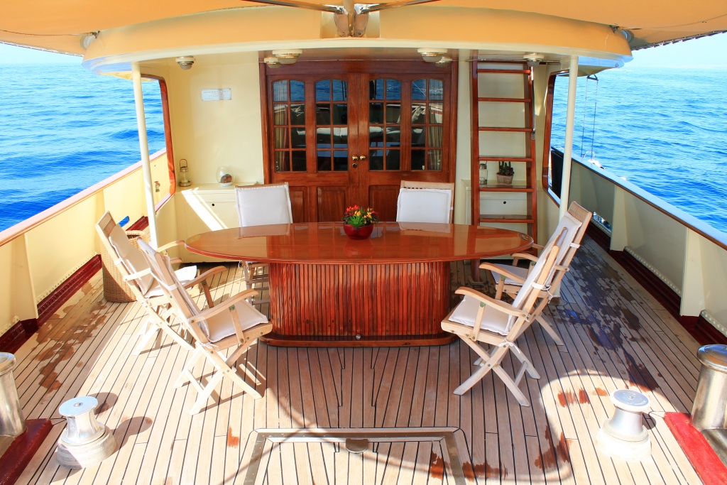 Yacht DP MONITOR - Aft Deck Dining