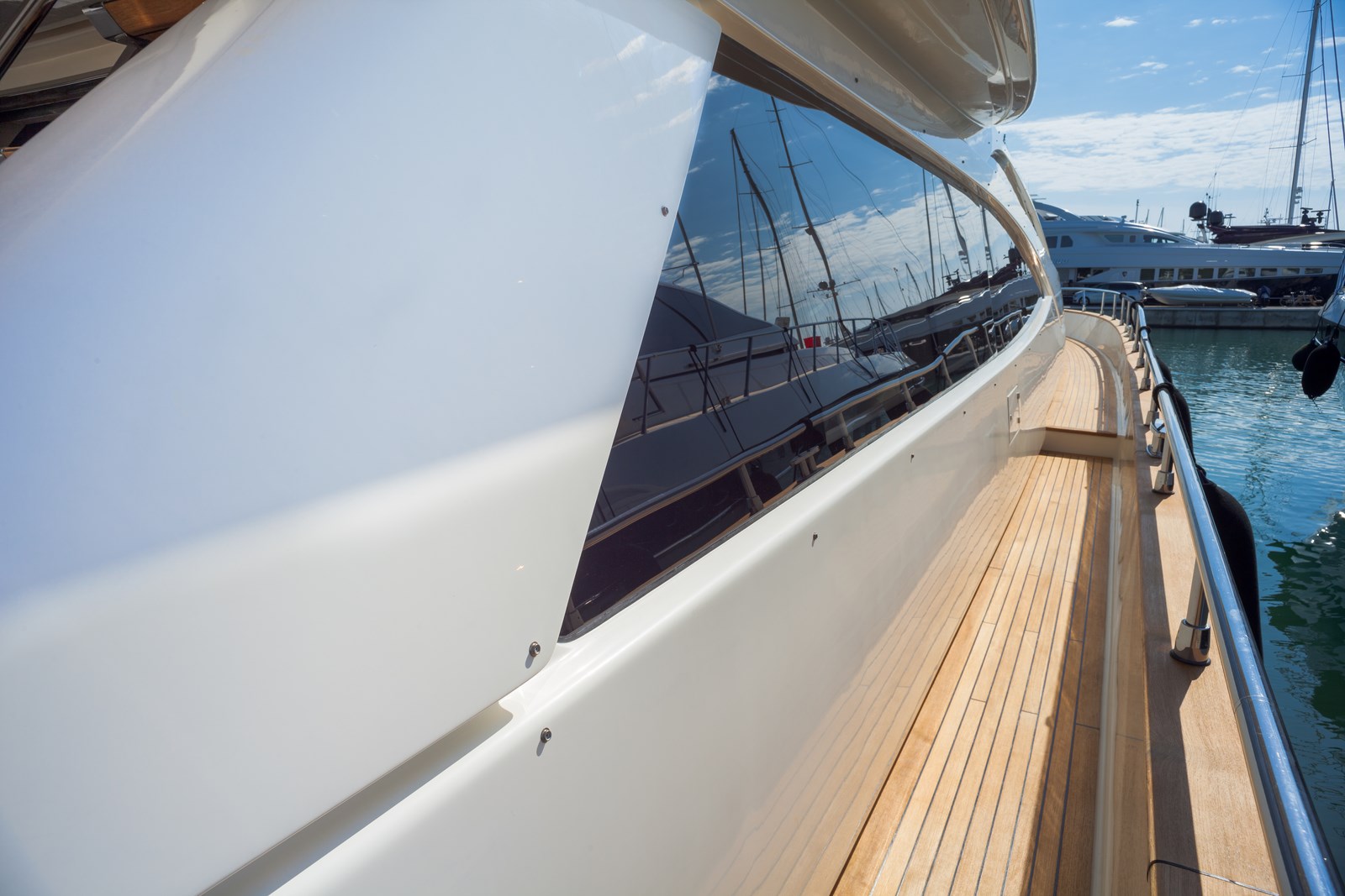 Yacht Dolce Mia - Side Deck