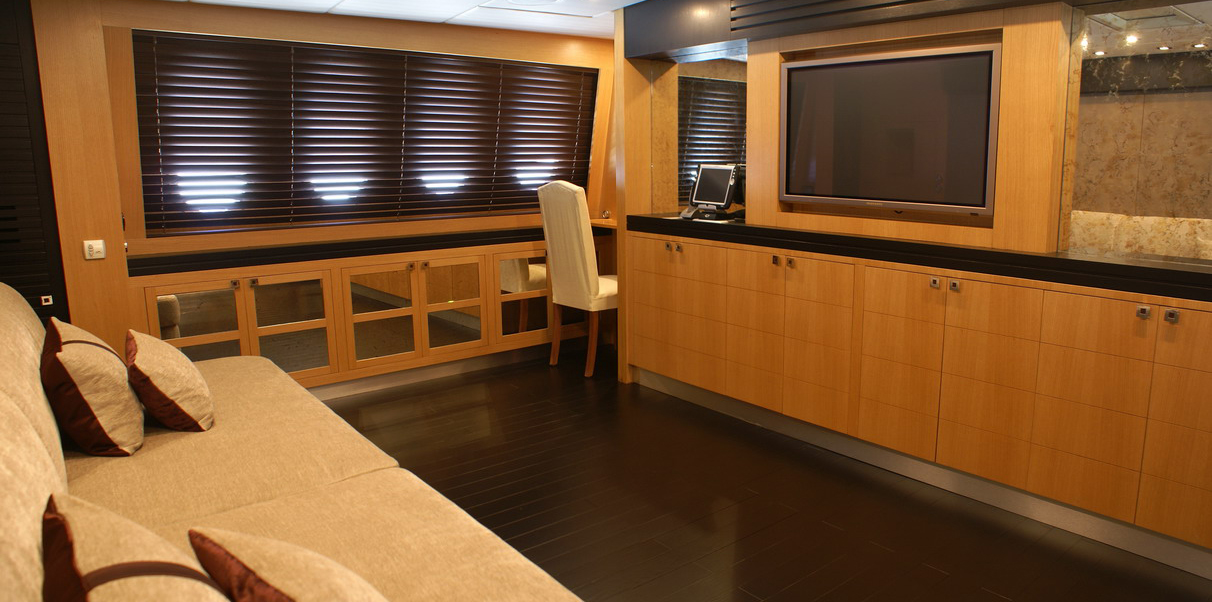 Yacht EOL B -  TV Room