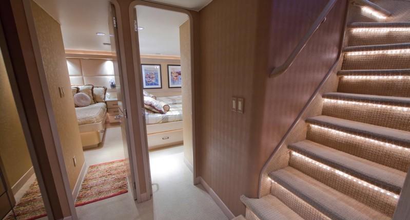 Yacht GOLDEN TOUCH - Companionway
