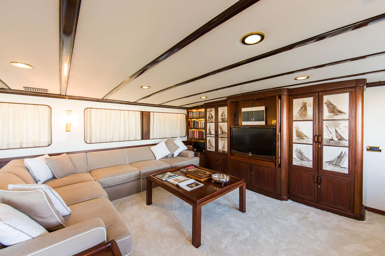 Yacht INDIA - Main Salon Seating 2