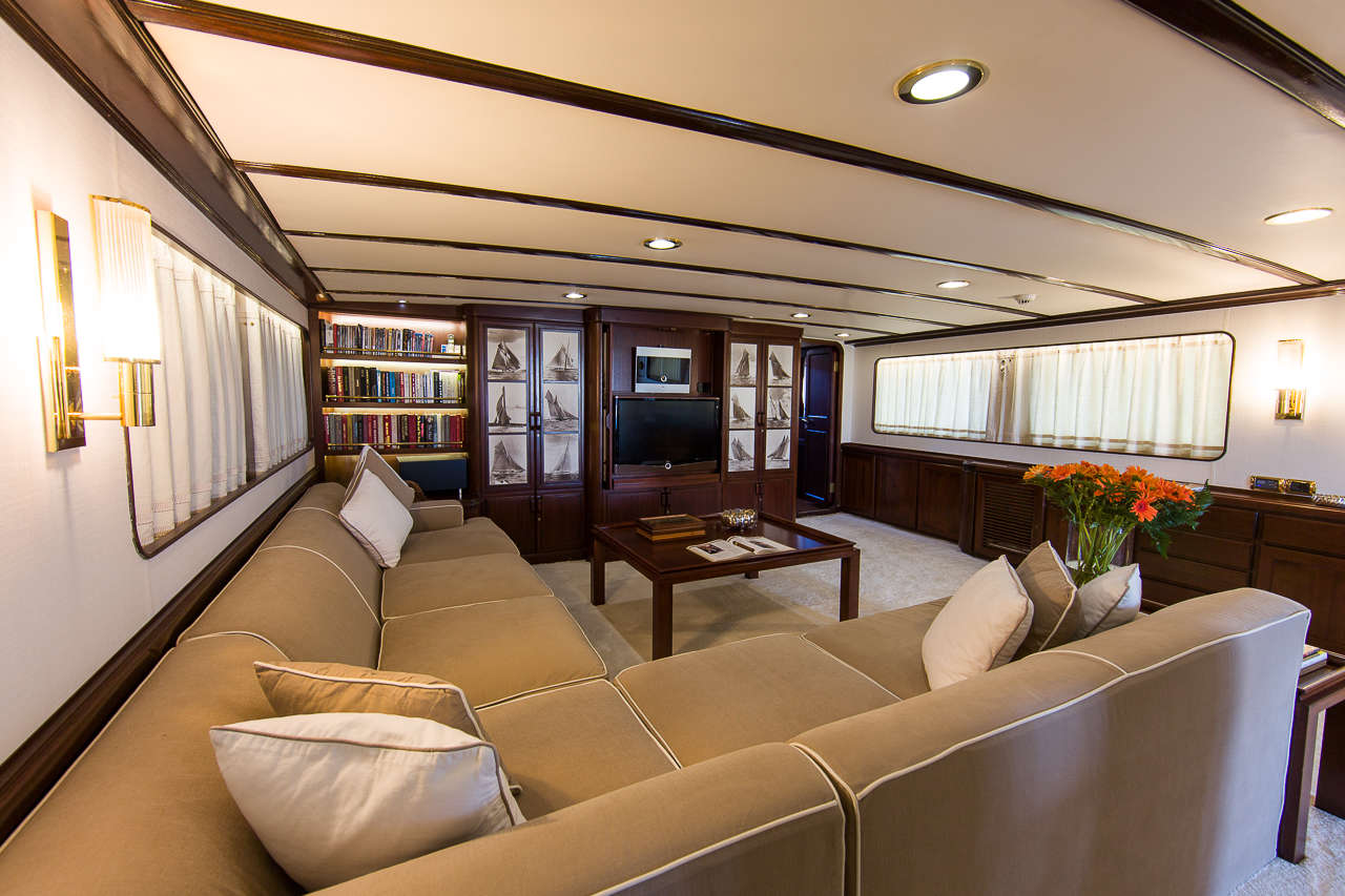 Yacht INDIA - Main Salon Seating
