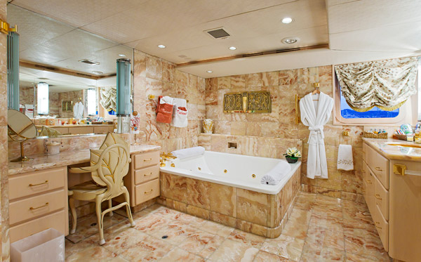 Yacht ISLANDER -  Master Bathroom