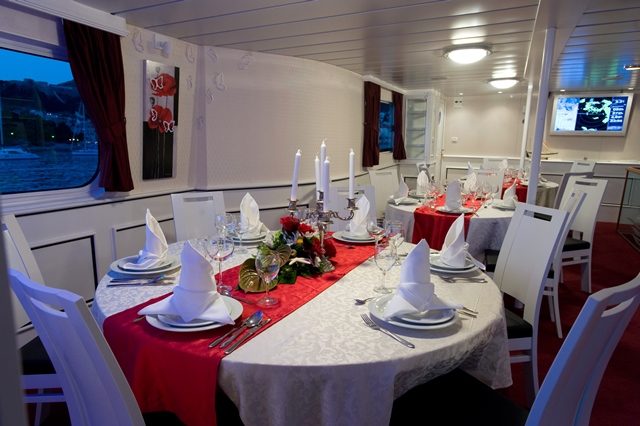 Yacht LA PERLA -  Formal dining area