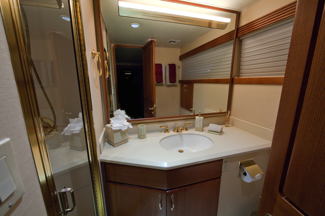 Yacht LOOSE ENDS -  Twin Bathroom