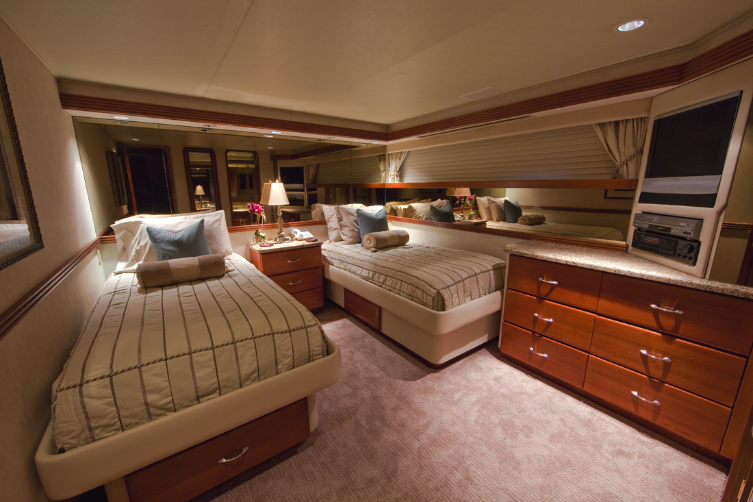 Yacht LOOSE ENDS -  Twin Cabin to Port
