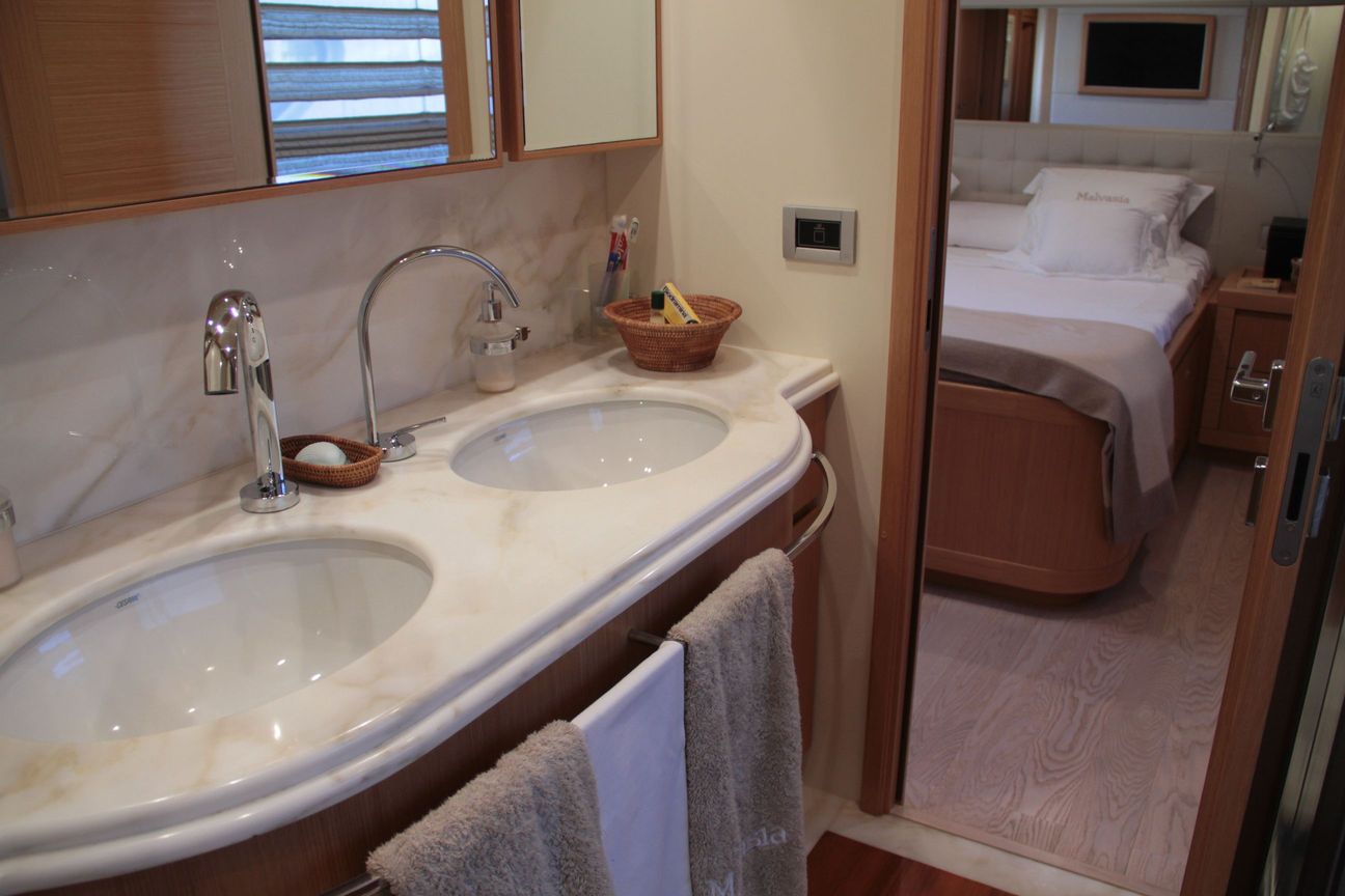 Yacht MALVASIA -  Master Bathroom