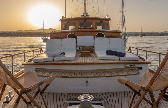 Yacht OLD DREAM -  Foredeck