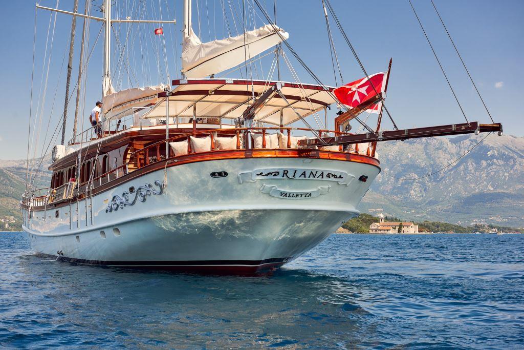 Yacht RIANA - Stern