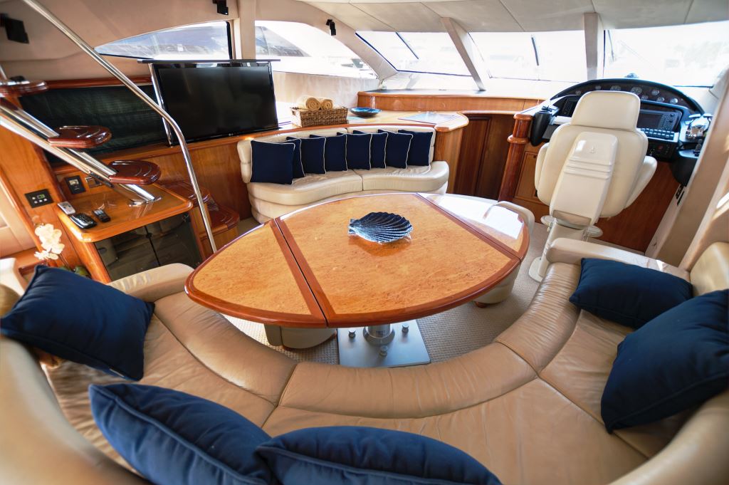 Yacht SAYANORA -  Salon Seating