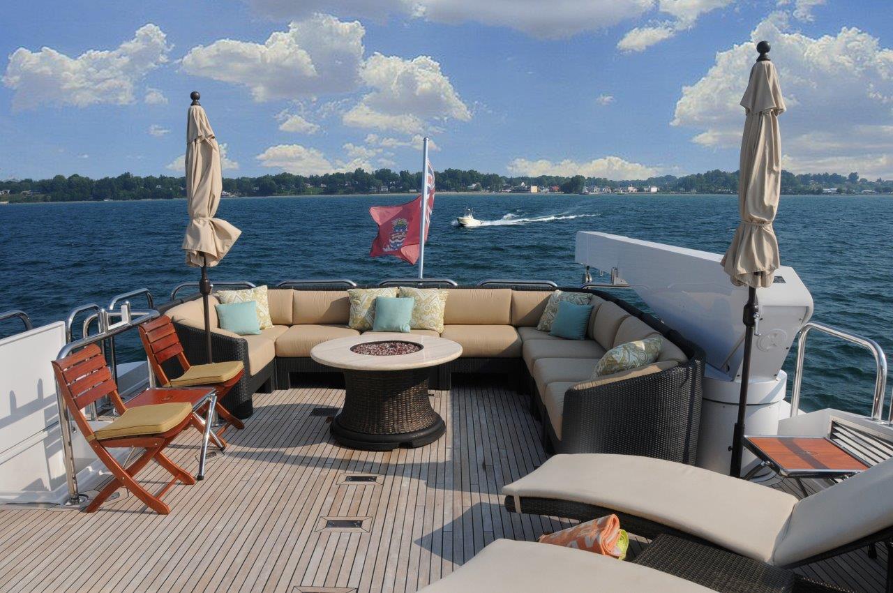 Yacht SCOTT FREE -  Flybridge Seating and fire pit