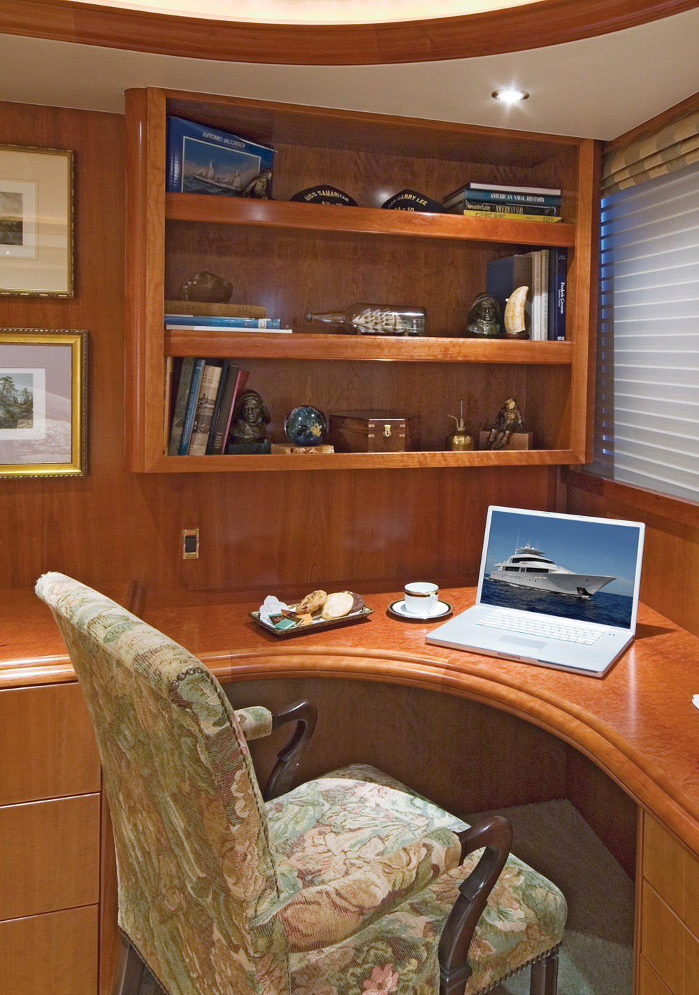 Yacht SERENGETI - Office
