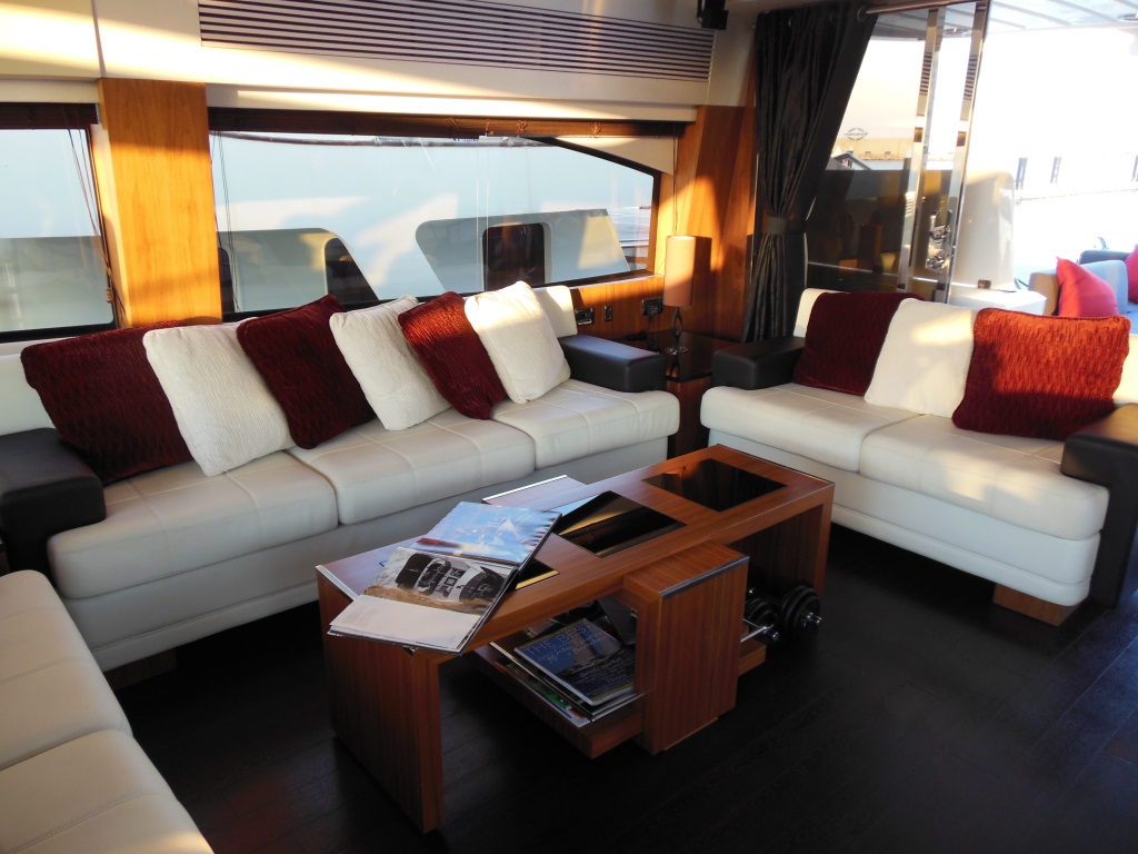 Yacht SKYFALL -  Salon Seating