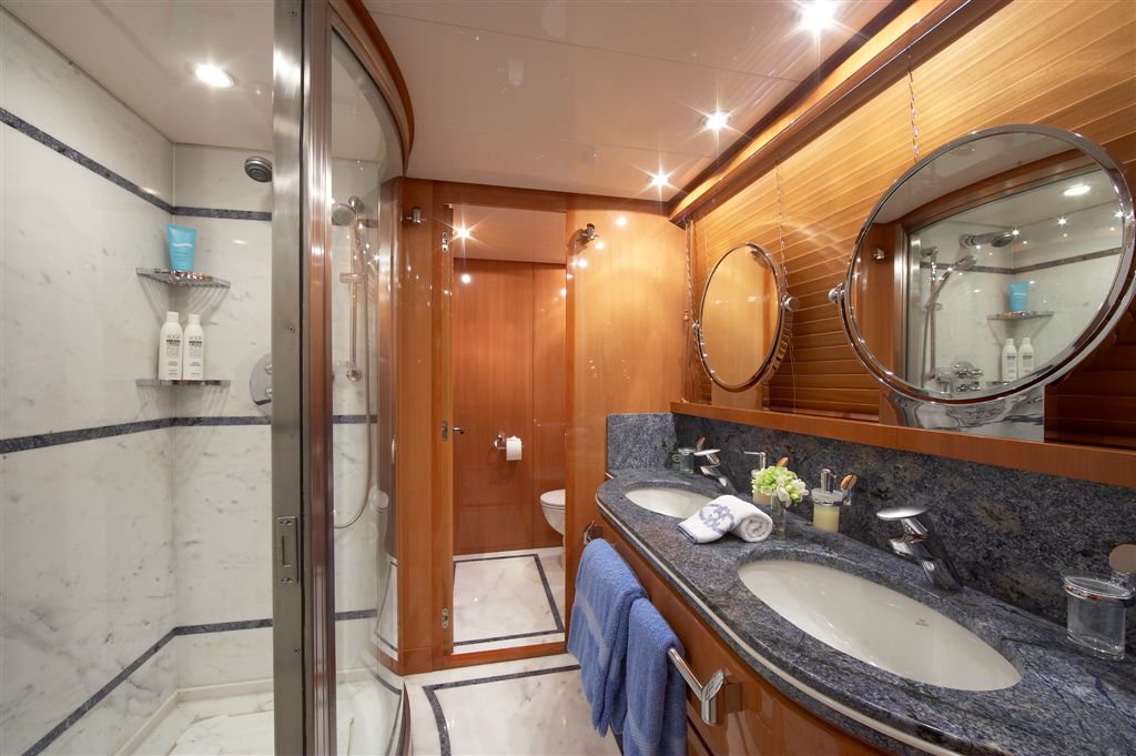Yacht SOLONA -  Master Bathroom