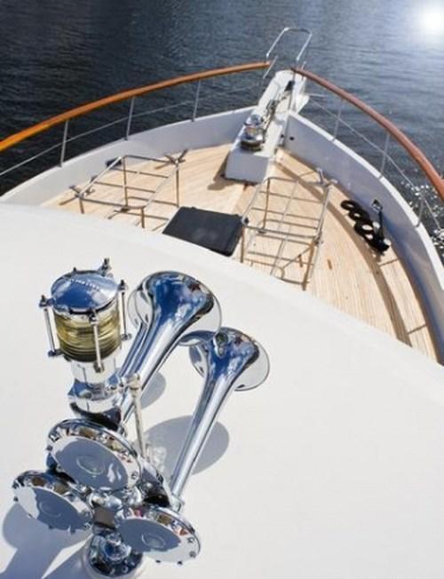 Yacht SYRENE -  Bow