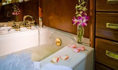 Yacht SYRENE -  Master Bathroom Tub