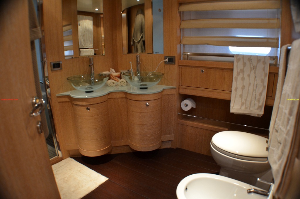 Yacht WELL DONE -  Master Bathroom