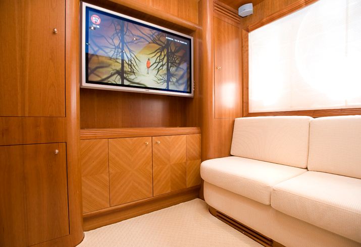 Yacht YUMI -  Convertible Guest Cabin with TV