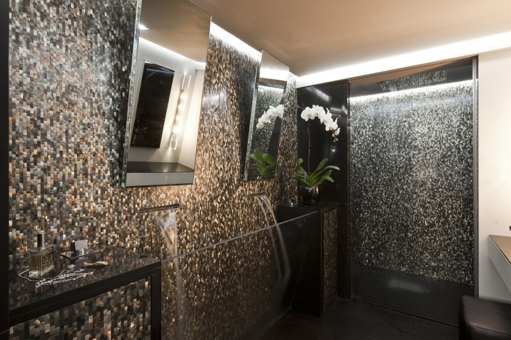 H2OME Motor Yacht En Suite Bathroom