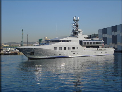 Superyacht Skat repainted at ACA Marine