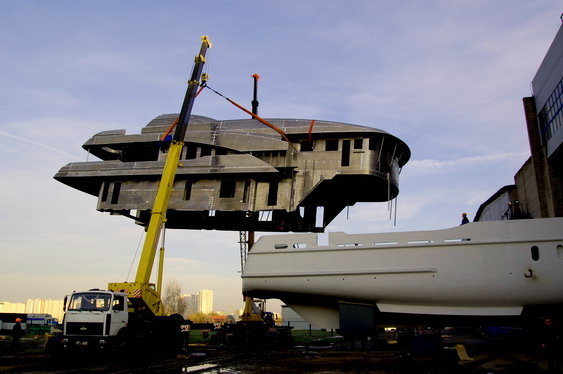 Timmerman 47 Yacht Superstructure lifted on Timmerman 47 Yacht Superstructure lifted on