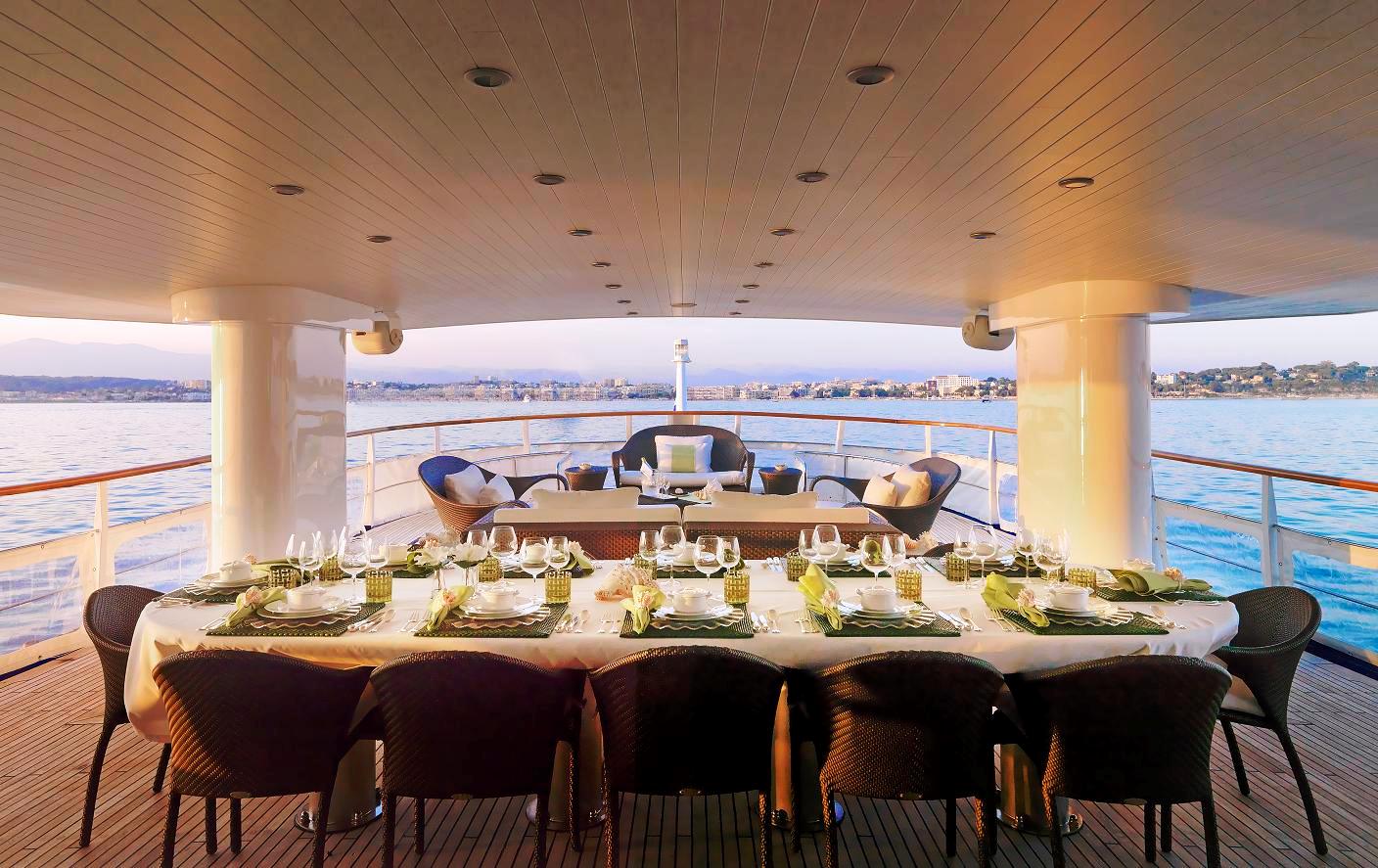 Explorer Superyacht VOYAGER (ex ABSINTHE) Exterior Dining Photo