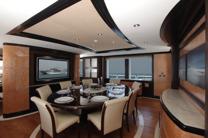 Majesty 125 motor yacht Dining area