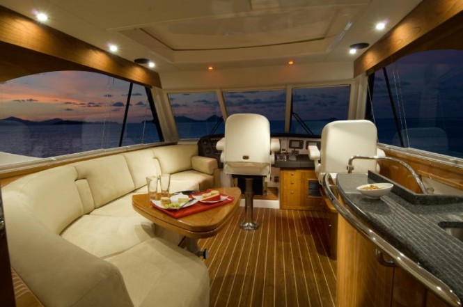 61 Series II Flybridge model Sky lounge by Riviera