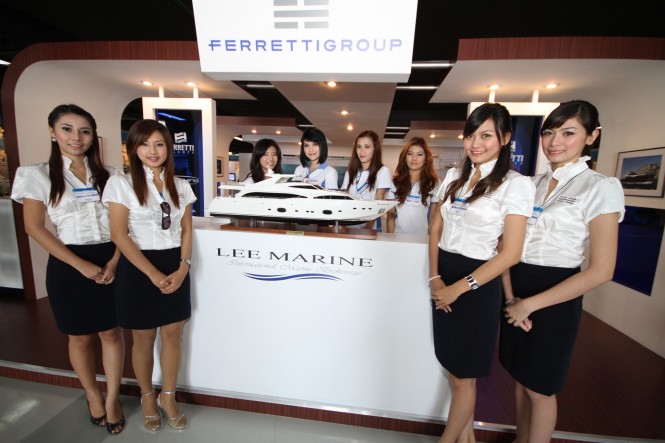 LEE MARINE PIMEX GIRLS ON STAND 