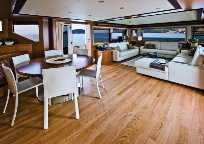 Mochi Craft Long Range 23 Motor yacht Salon