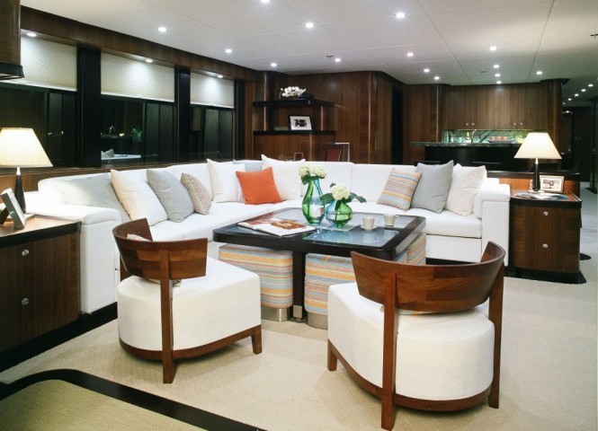 Horizon EP105 Motor Yacht Salon – A Long Range Explorer