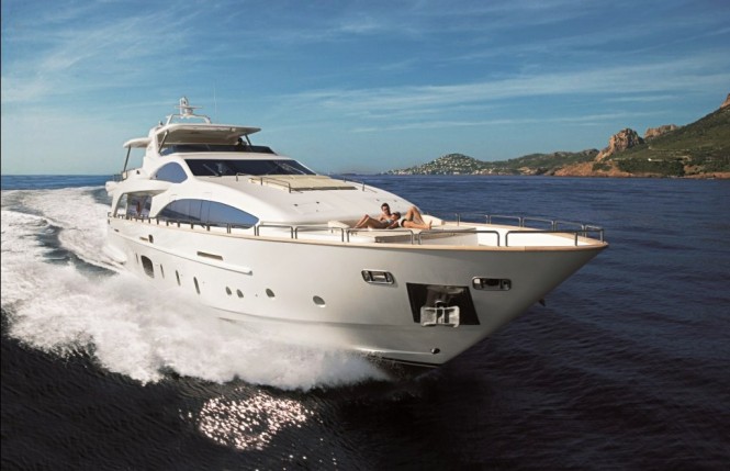 The 105 Azimut Yacht Running