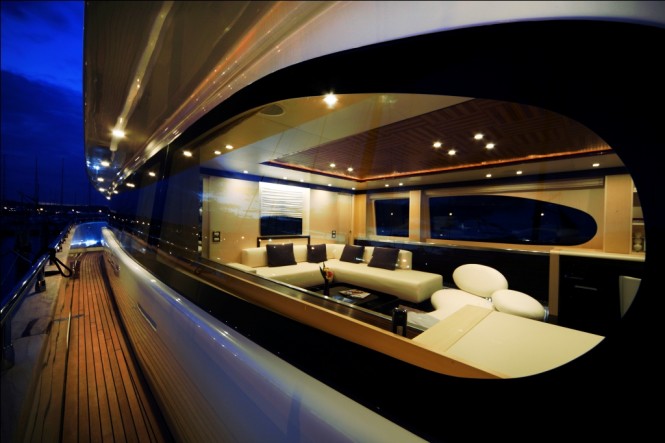 Yacht Biscuit 95 deck at night - Photo  Giovanni Malgarini