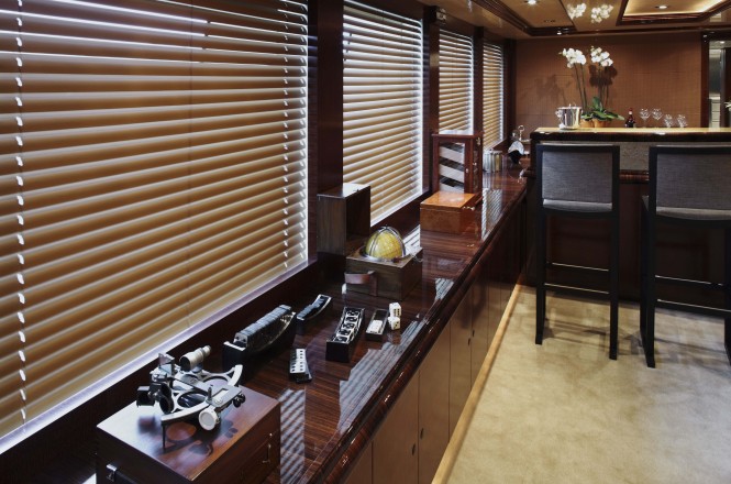 Upper deck salon0002 Superyacht Azteca - Interior