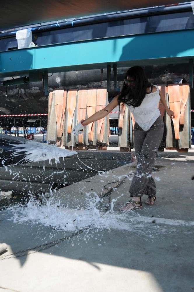 Maxi Luce Guida yacht launching champagne