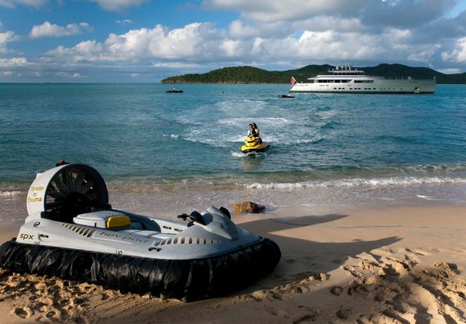 Yacht Exuma - Water Toys and Hover Craft