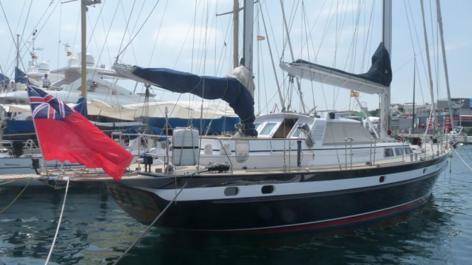 Jongert sailing yacht Baltic Dreams receives paint at Varadero Valencia